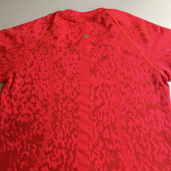 Lululemon Swiftly Tech Short Sleeve 2.0 Covered Camo Red Rock/Flare  Size 8 - Picture 7 of 8